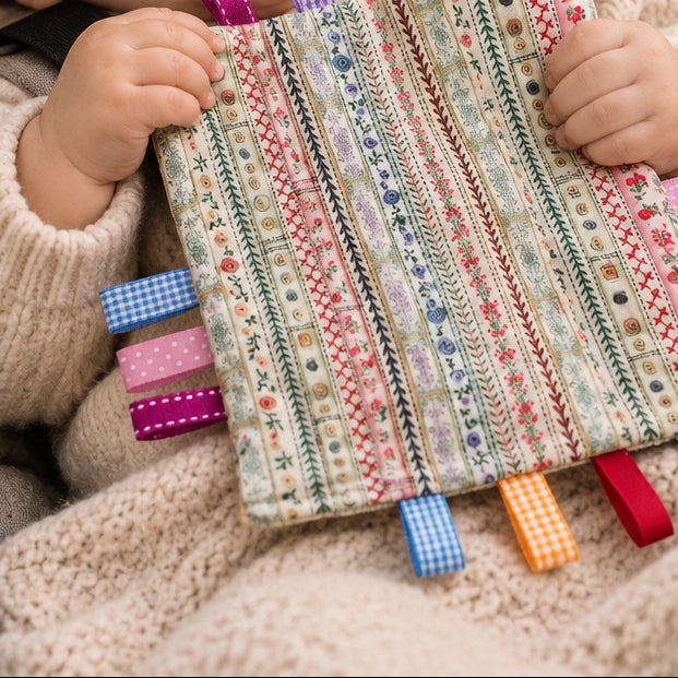 Knisperdoekje met kleurige lintjes print - Baby 0-3 jaar